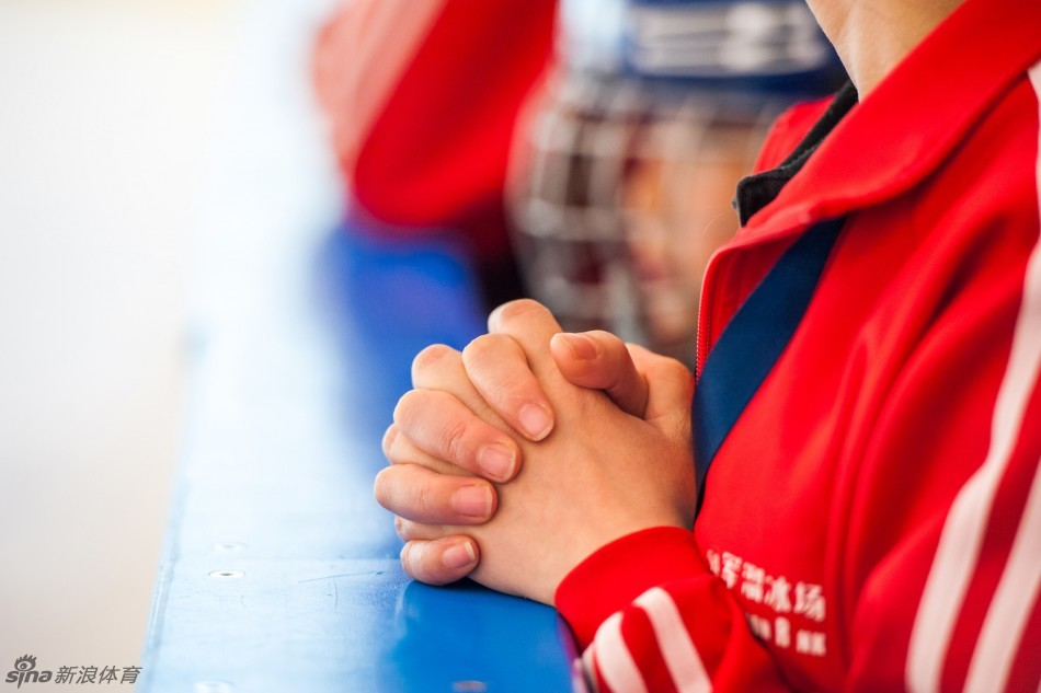 父母是冰球小将最坚强的后盾 体贴关怀无微不至_高清图集_新浪网