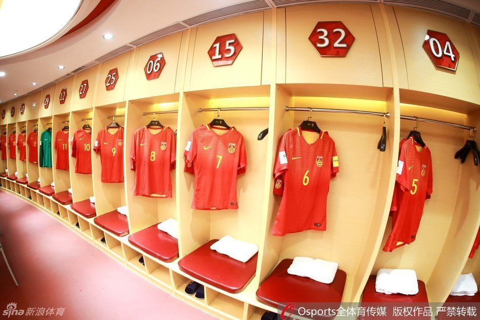 探访国足更衣室_高清图集_新浪网