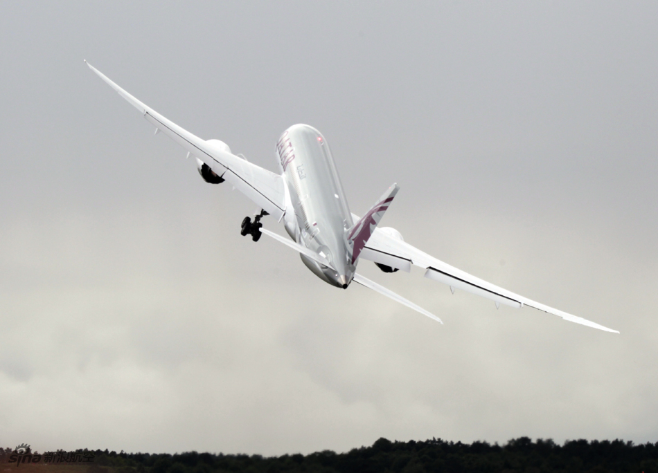 卡塔尔航空波音787客机航展上进行特技飞行演示_高清图集_新浪网