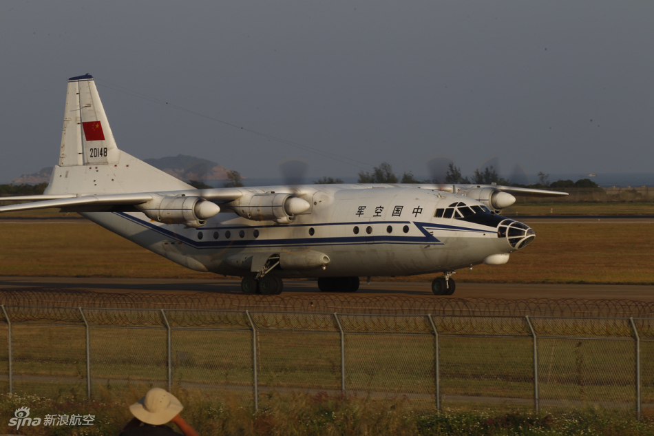 空军运八运输机现身珠海航展