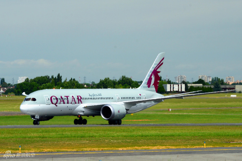 卡塔尔航空787客机抵达巴黎航展现场