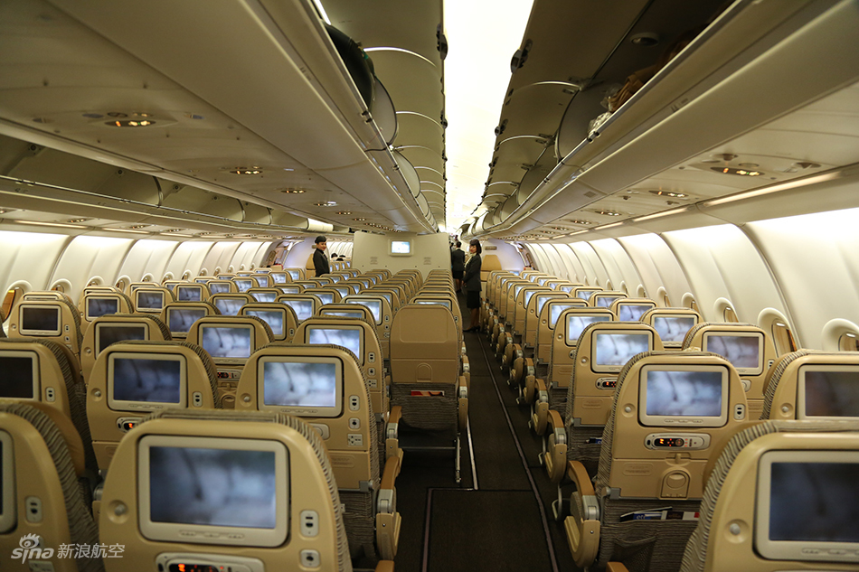 阿提哈德航空a330经济舱采用2-4-2布局.