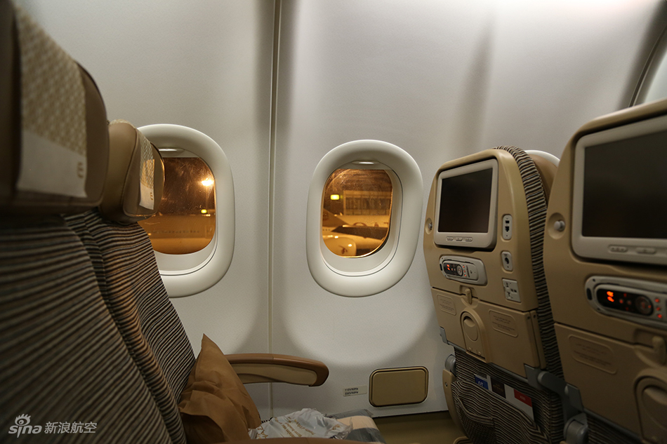 阿提哈德航空a330经济舱靠窗座椅.(摄影:陈诚 版权所有 不得转载)