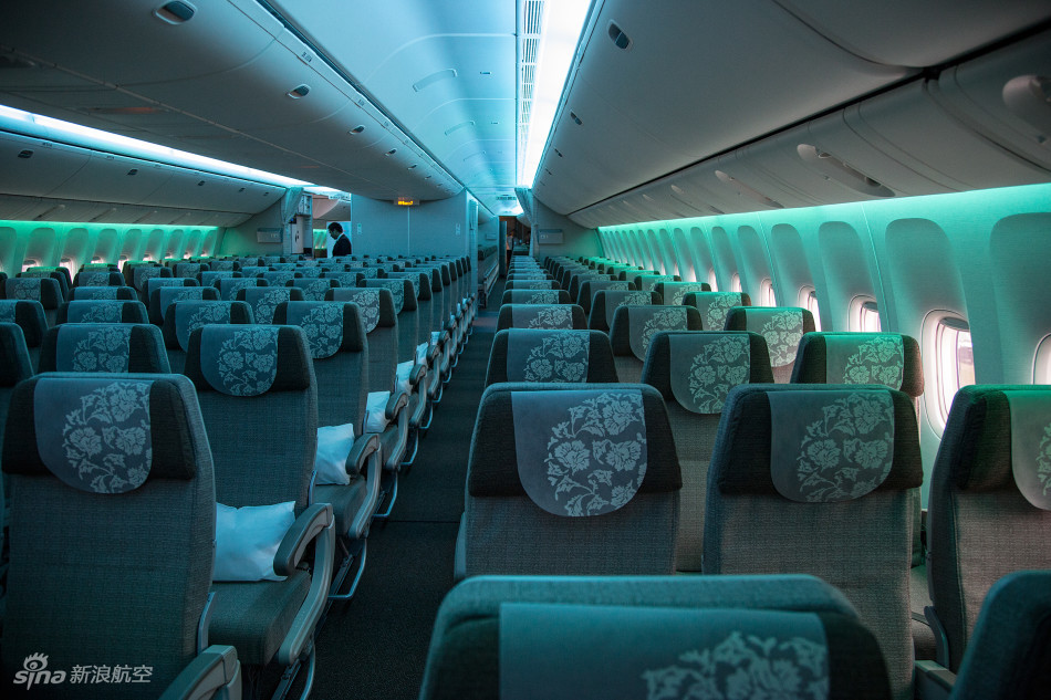 东航首架波音777-300er飞机经济舱内饰