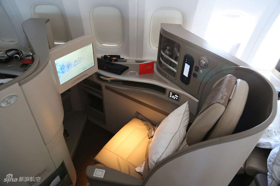 东航首架波音777-300er飞机商务舱内饰