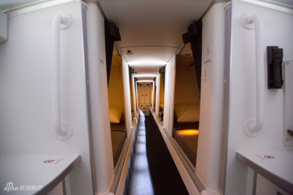东航首架波音777-300er飞机机务人员休息室