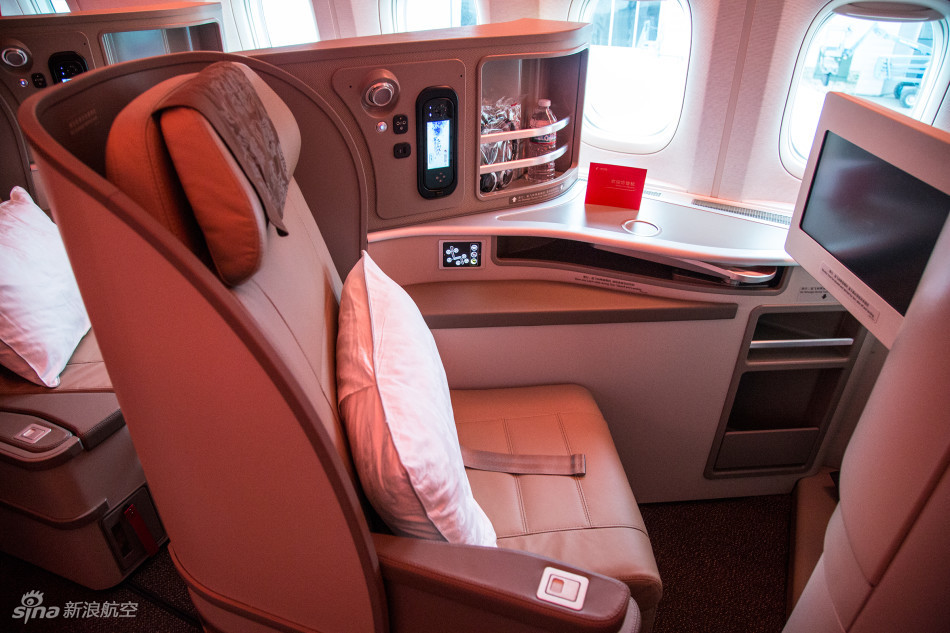 东航首架波音777-300er飞机商务舱内饰