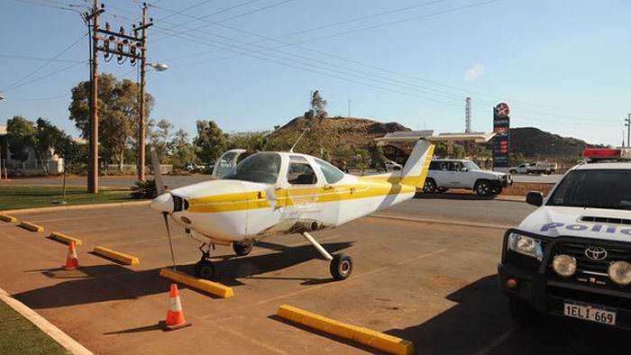 澳洲男子开无翼飞机上酒吧 遭警方起诉