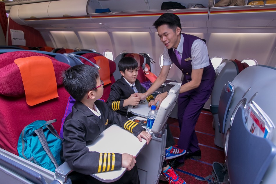 香港航空的空中服务员向学生们讲解客舱服务?