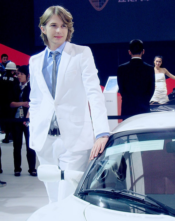 五官精致,有治愈系笑容的"莲花小王子"