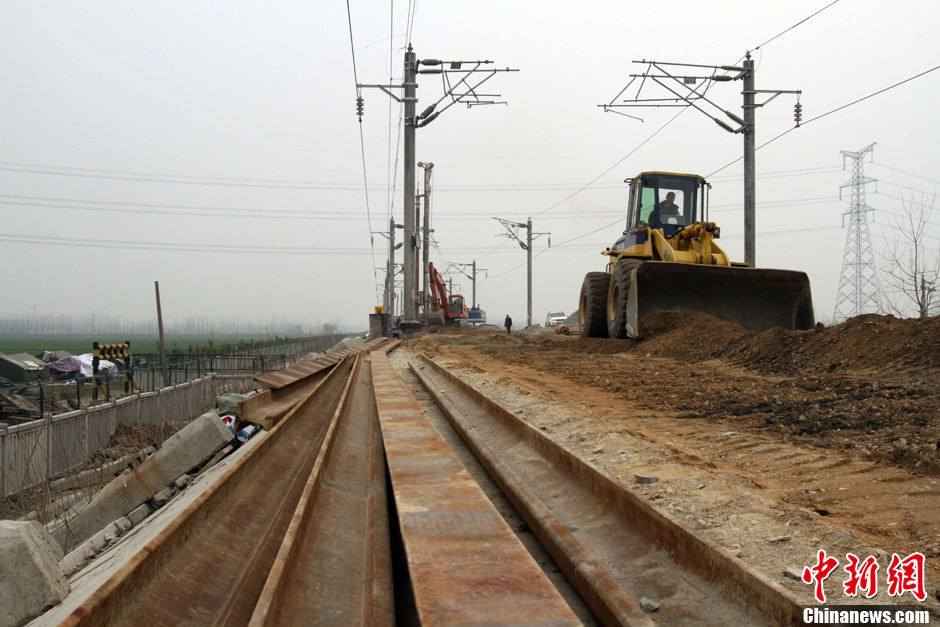 汉宜高铁湖北潜江段部分路基塌陷