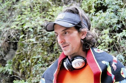 美国探险家成功挑战恩施大峡谷