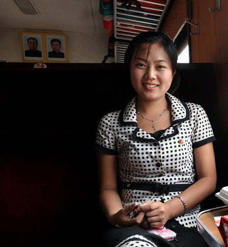 朝鲜也有开放的一面 街拍穿着"时尚"的朝鲜姑娘