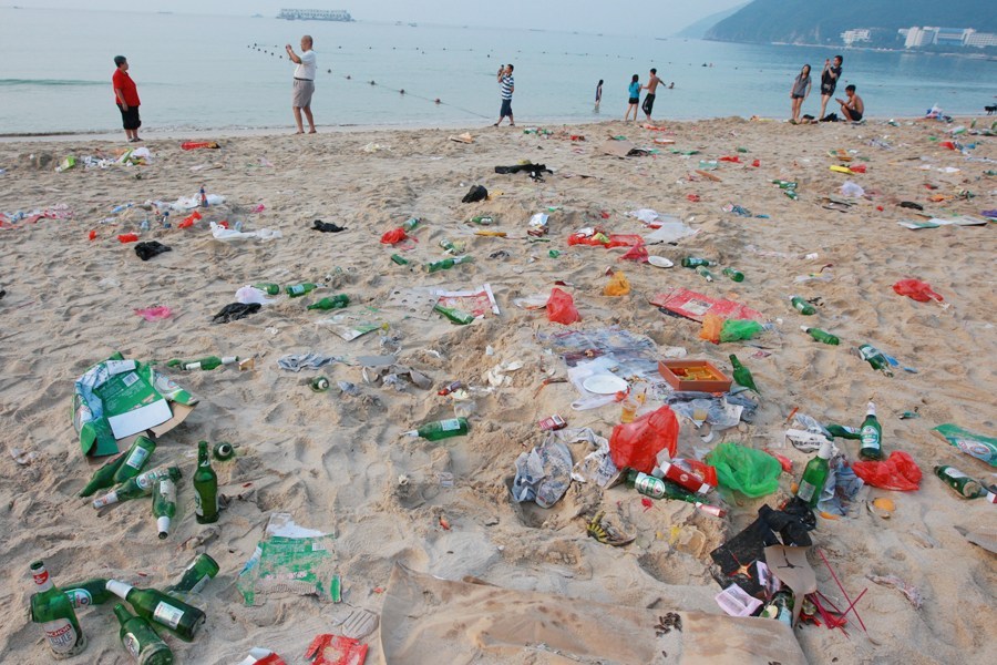 三亚游客海滩赏月后留50吨垃圾