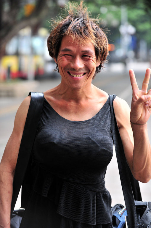 广州街头现胸猛伪娘着性感连衣裙抛媚眼