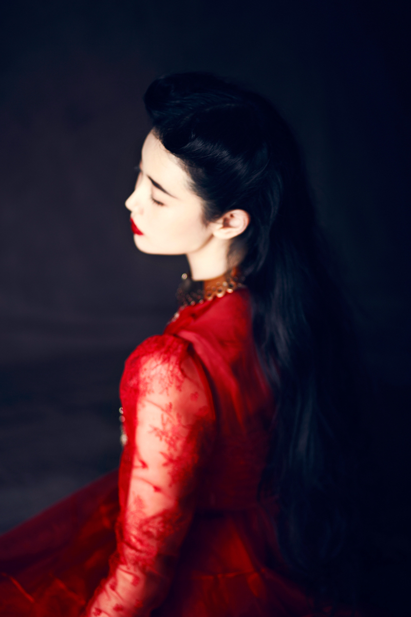 武汉国民第一美女张辛苑11月写真 红装烈唇冷艳十足