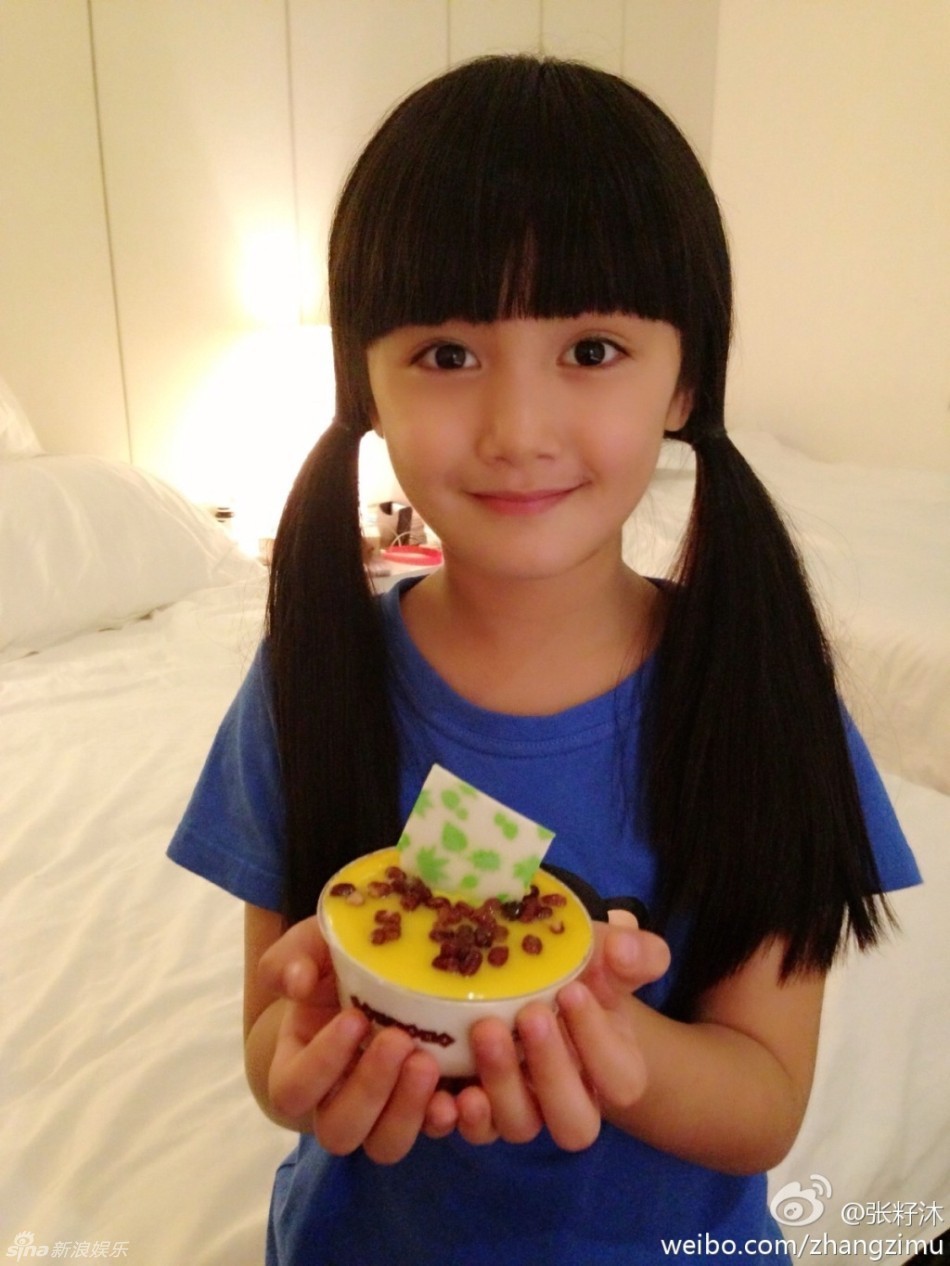 童年小龙女演员超萌生活照曝光 可爱似洋娃娃
