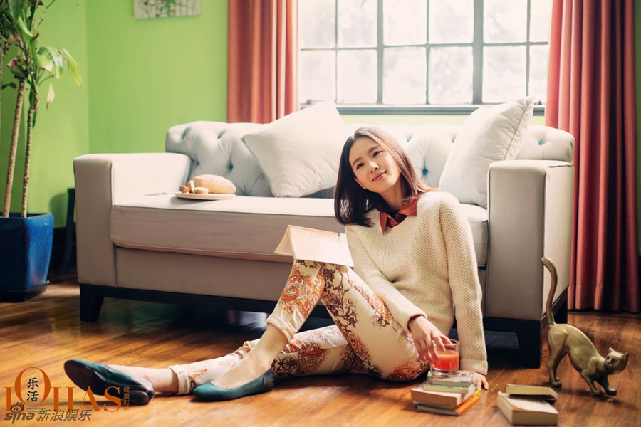 刘诗诗温暖午后写真 淡然闲适显优雅女人味