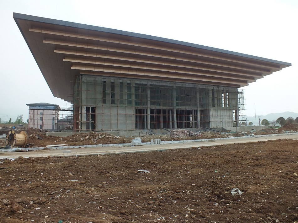 2014年4月14日,湖北房县,已经竣工的房县新县委大楼及停工建设中的