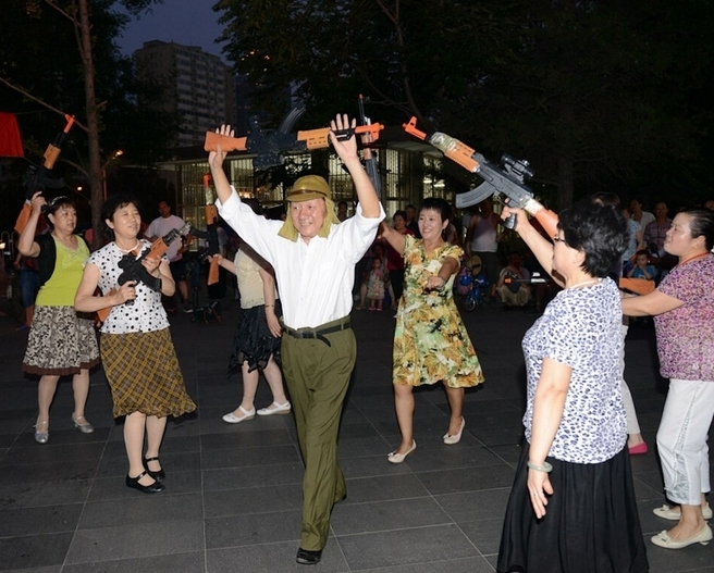 北京大妈街头持枪跳舞打鬼子