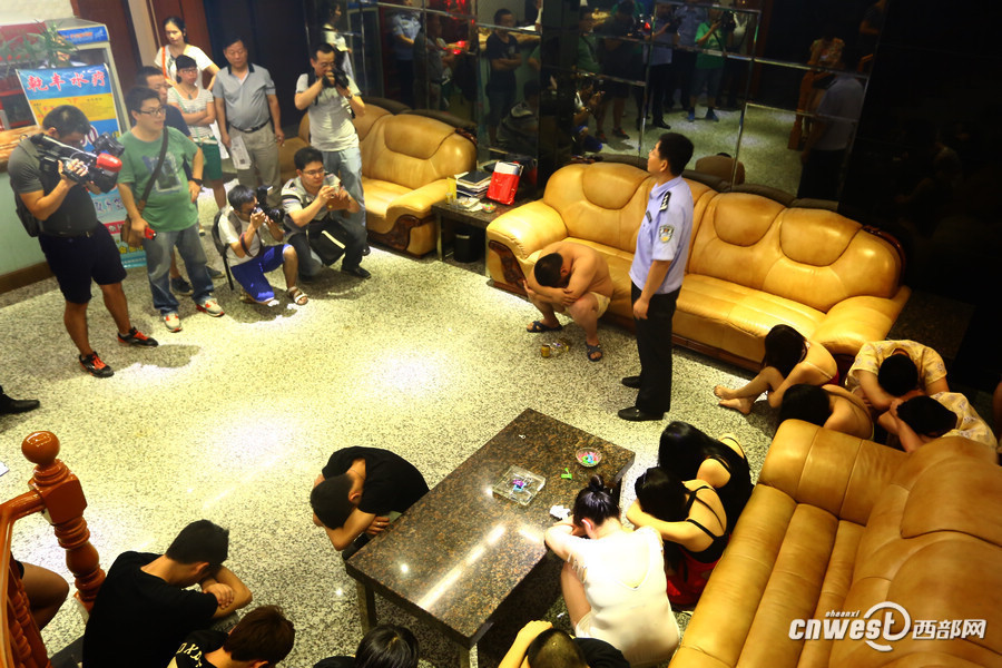 警方深夜查处嫖娼卖淫男女 现场图片曝光