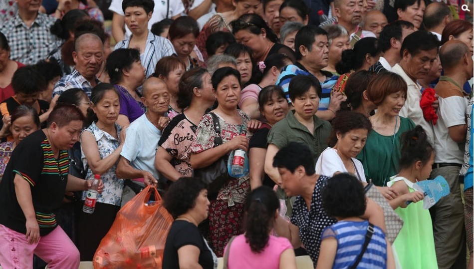 武汉业余队胜中超队现场发钱 大爷大妈蜂拥而至