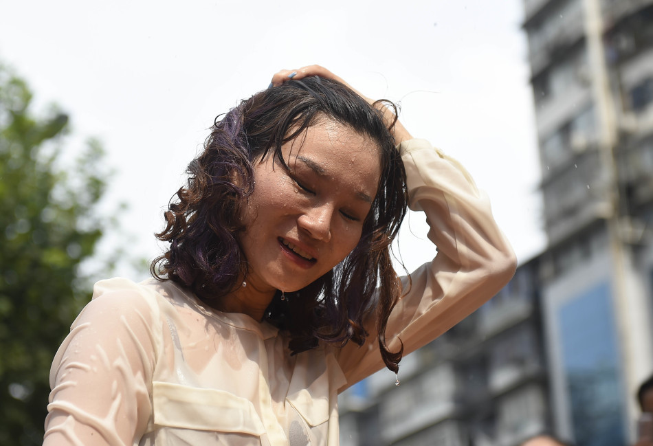 武汉街头上演冰桶挑战赛 多位美女湿身
