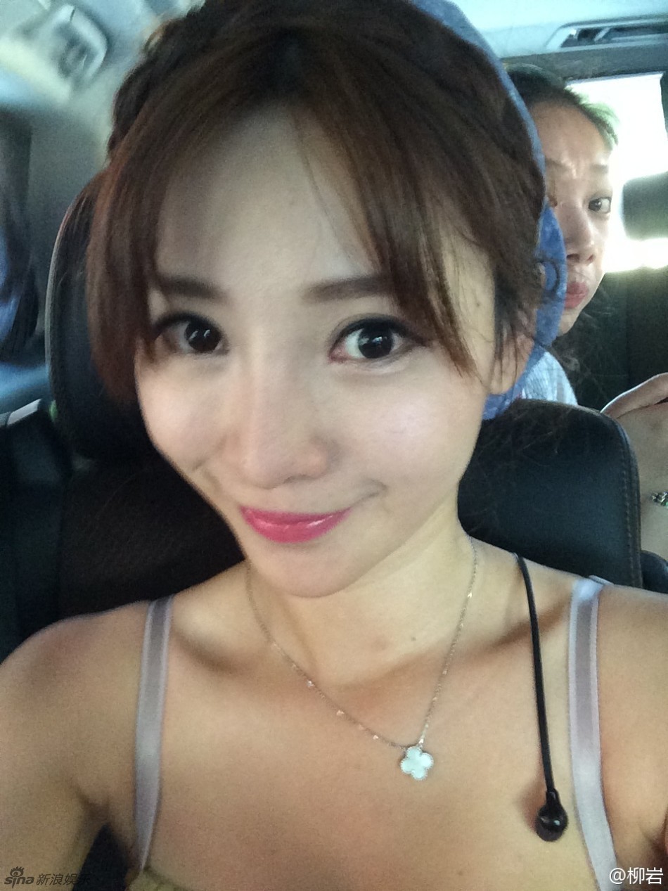 柳岩秀多面自拍照 素颜性感清纯美艳_高清图集_新浪网