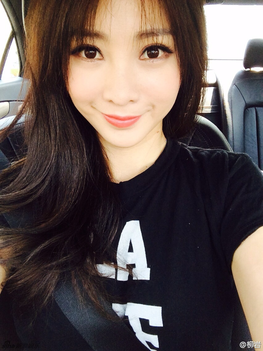 柳岩秀多面自拍照 素颜性感清纯美艳_高清图集_新浪网