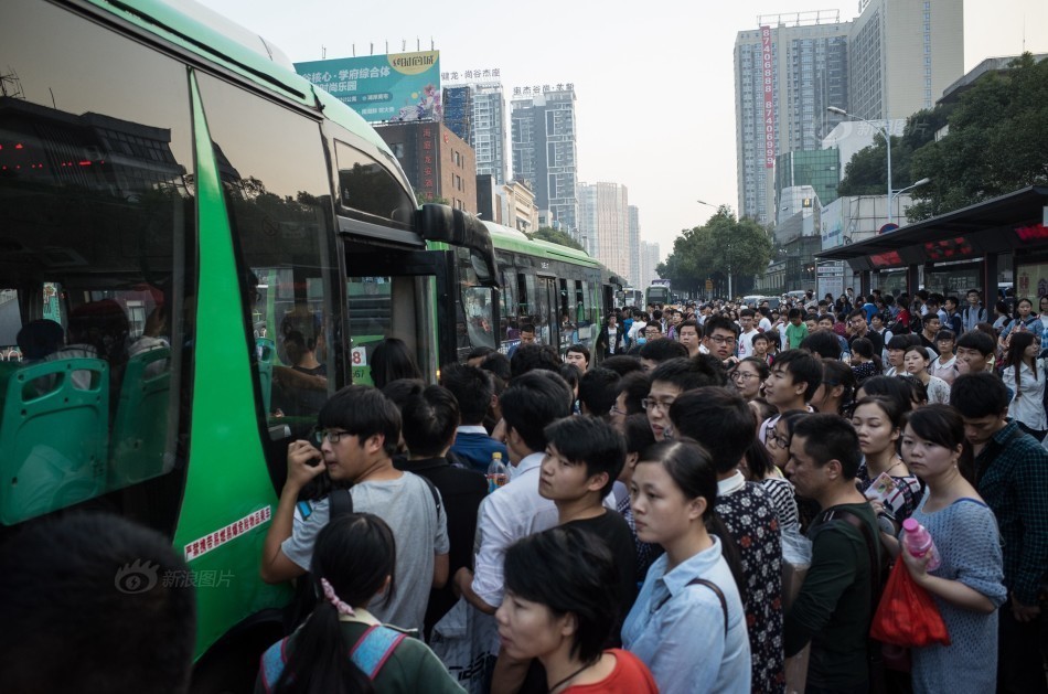 武汉公交车站现千人等车 站满半条马路