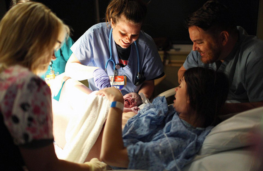 美摄影师镜头记录孕妇生产日记