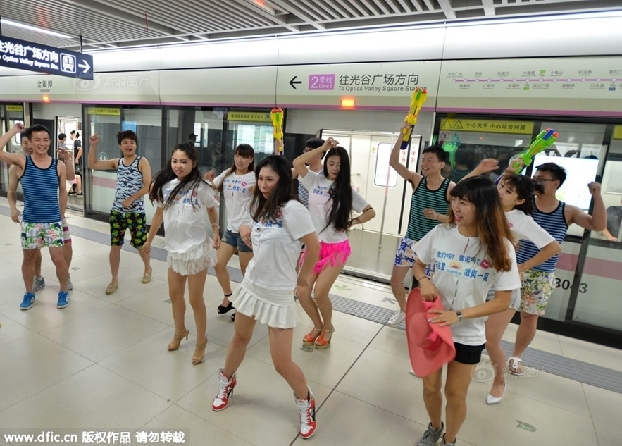 6月13日,武汉,一列装扮成海滩的列车驶入地铁2号线金银潭站,车厢内的