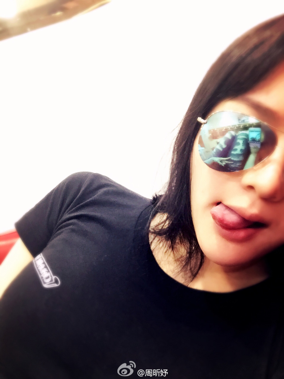 23 / 34 一向清纯可人的女星@周昕妤 在微博爆出一组性感泳装照,其