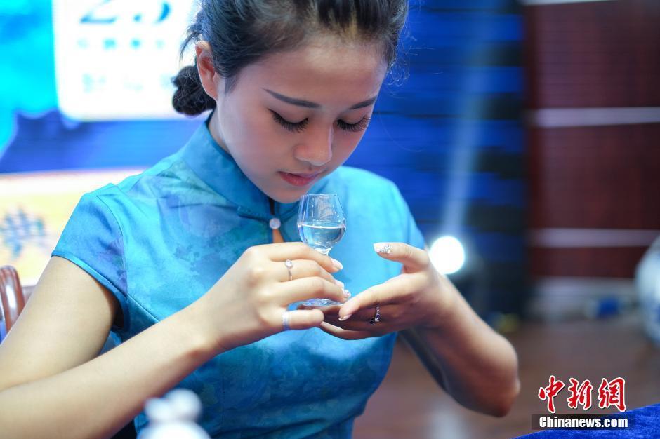 贵州省遵义市,美女品酒师在一场活动中给市民表演了如何品评白酒,引