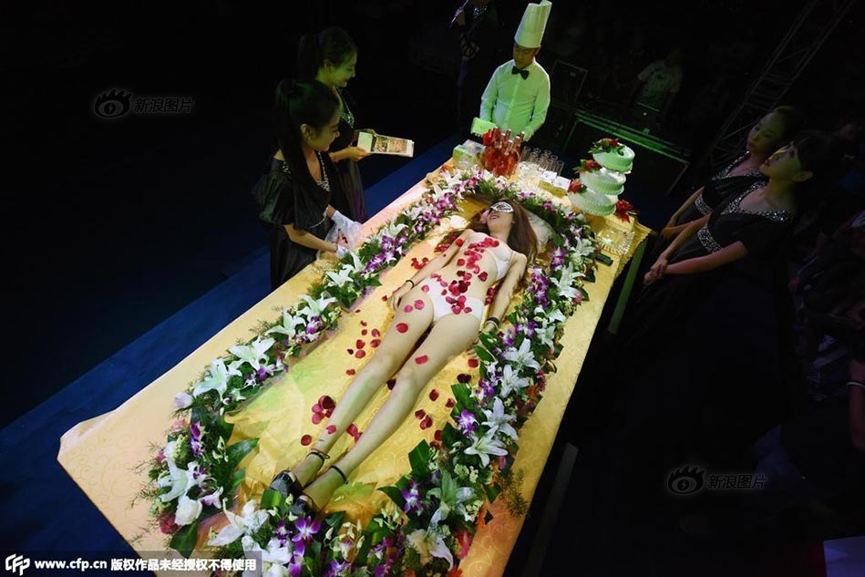 太原一酒吧开业上演人体寿司宴