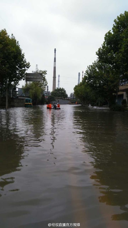 武汉青山21号公路淹水多人被困