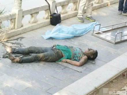 湖北一河中现女性浮尸 脚上被绕铁链