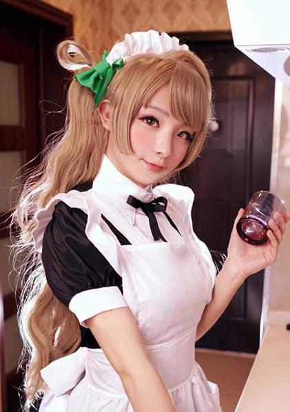 武汉伪娘前凸后翘身材让女人汗颜