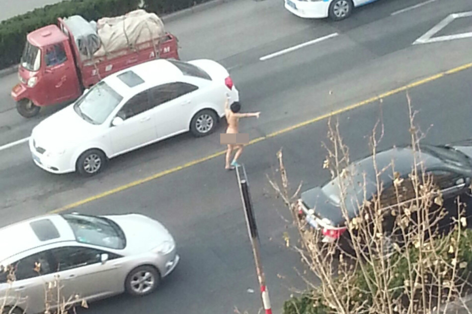 山东烟台女子马路上飞翔裸奔