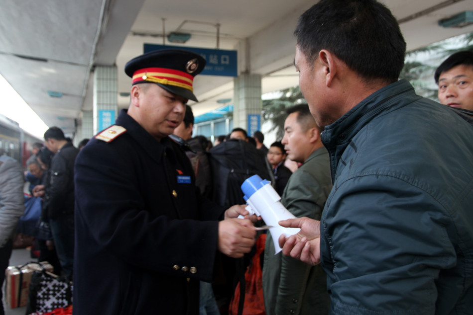 聚焦铁路客运值班站长的一天