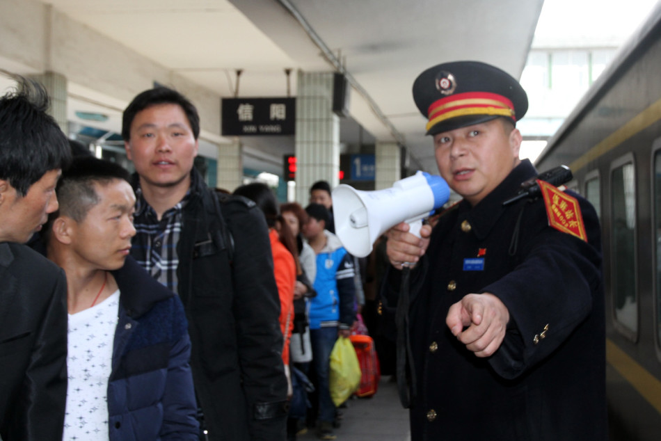 聚焦铁路客运值班站长的一天