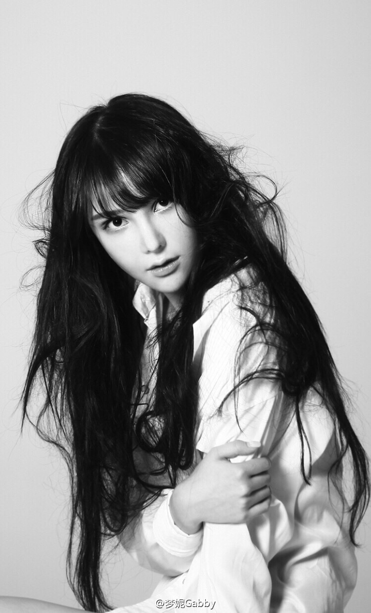 猜你喜欢 31 / 75 毕业于北京舞蹈学院的校花@梦妮gabby在微博晒出