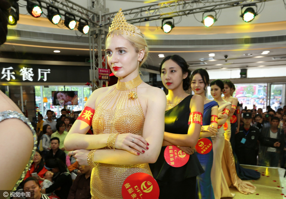 美女模特穿黄金走秀 现场金饰价值1000万元