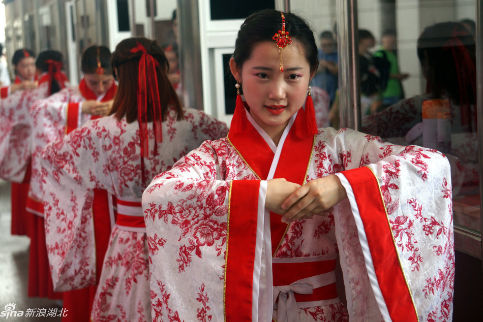 武昌站现汉服美女展示汉代礼仪宣传文明出行_高清图集_新浪网