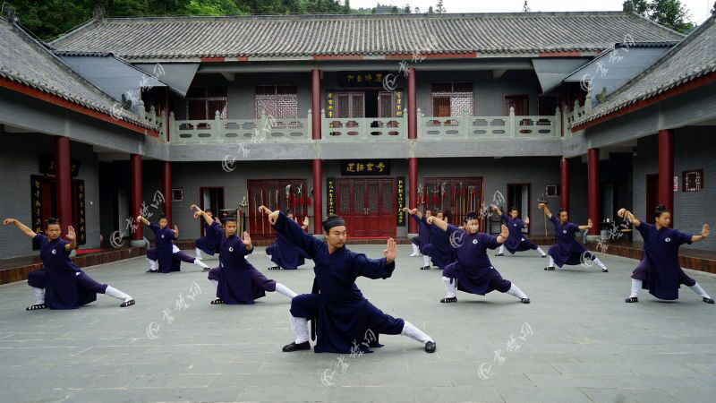 武当弟子练习武当武术场景壮观