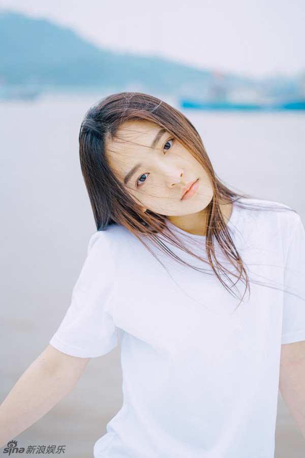 吴倩晒夏日写真 白衣浅笑清纯逼人