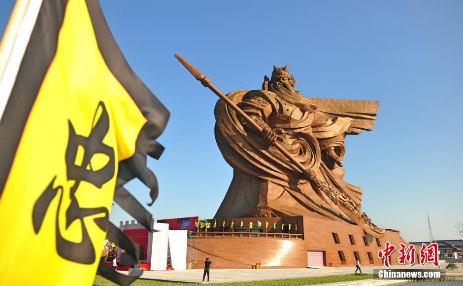 6月17日上午,在三国历史文化名城湖北省荆州市,世界最大体量的关公