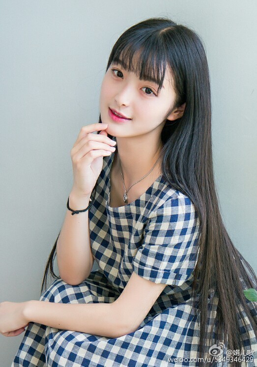 就读于成都理工大学的校花娟儿哦在微博晒出清新写真,网友称之神似