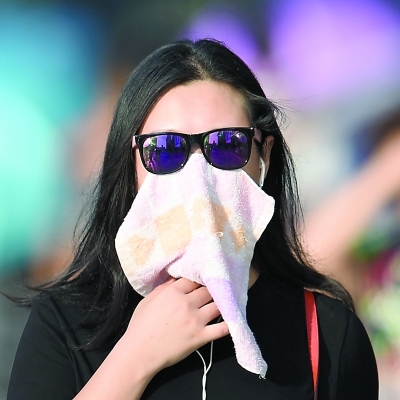 武汉高温美女"武装"出行 一办公楼摆冰块降温_高清图集_新浪网