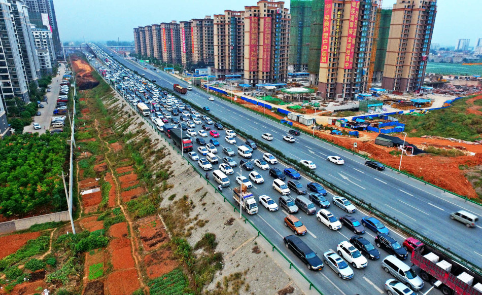 岱黄高速成湖北最长停车场 排队超4公里